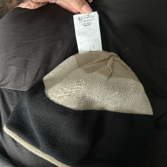 Arc'teryx Tan Beanie with White Design - Picture 4 of 4
